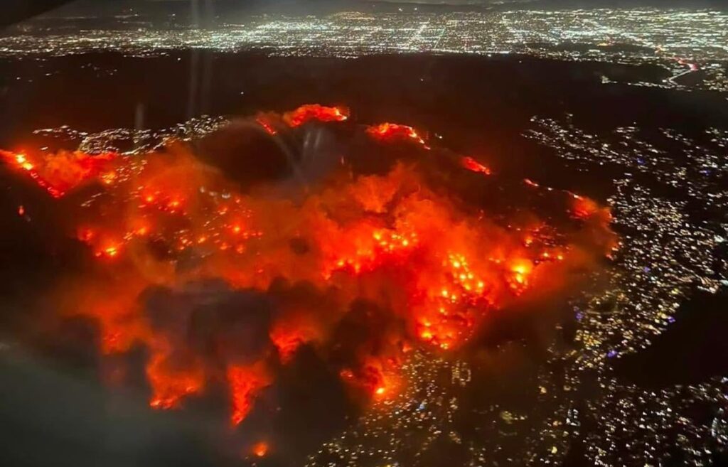 Mega-incendiile din Los Angeles, văzute din satelit: „Orașul îngerilor”, pârjolit de flăcări imense (Foto)