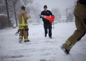 Vortexul polar a paralizat 7 state americane: 9 morți, mii de zboruri anulate și mașini care „dansează" pe autostrăzi (Video)