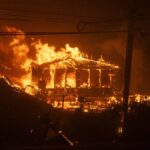 Cel mai mare dintre incendiile din Los Angeles își schimbă direcția și aduce noi amenințări (Foto & Video)