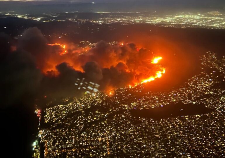 Imagini apocaliptice din Los Angeles: O zonă de lux a fost cuprinsă de flăcări. 30.000 de oameni fug din calea focului (Video)