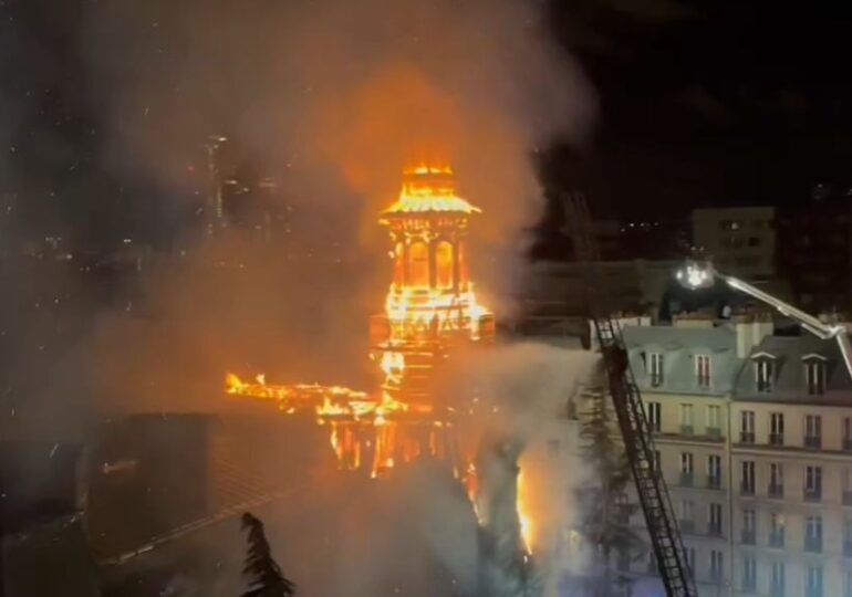 Incendiu violent la o primărie din Paris. Risc de prăbușire pentru turla de 36 de metri (Video)