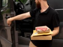 Jaf incredibil în Cluj-Napoca: O șoferiță care a făcut pană i-a furat mașina unui curier pe care l-a amenințat cu cuțitul. A fost urmărită de 5 echipaje de poliție și încătușată (Video)