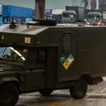 Sute de vehicule militare britanice au fost încărcate pe feriboturi gigant și vin în România