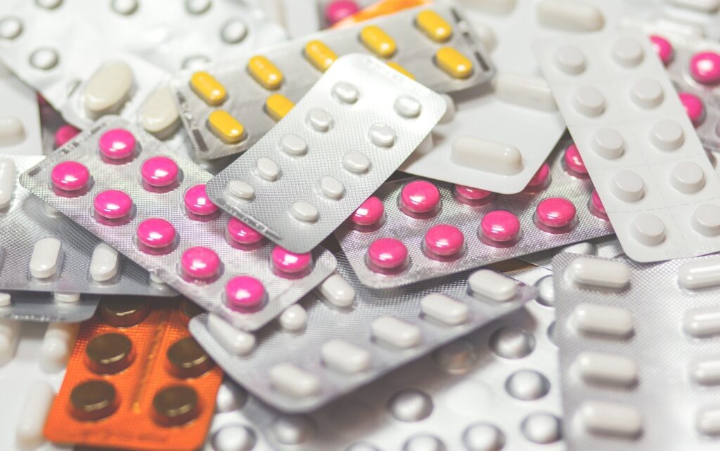 Industria farma, lovită în plin de noile taxe Trump. Producătorii anunță scumpiri ale medicamentelor