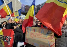 Simion a făcut protest AUR în fața Parlamentului European: "Ursula, nu uita, România nu-i a ta!"