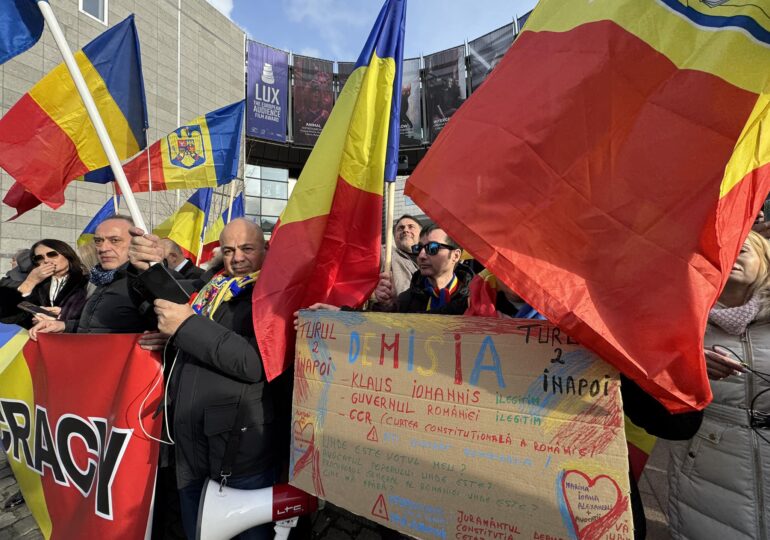 Simion a făcut protest AUR în fața Parlamentului European: "Ursula, nu uita, România nu-i a ta!"