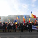 Mii de susținători ai lui Călin Georgescu protesetează în fața CCR cu cruci, icoane și sicrie. Unii amenință: O să ardă mulți din parlamentari! (Foto)