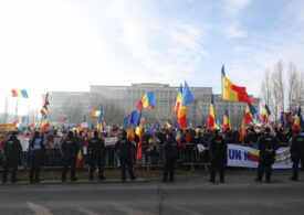 Mii de susținători ai lui Călin Georgescu protestează la CCR cu cruci, icoane și sicrie: "O să ardă mulți din parlamentari!" (Galerie foto)