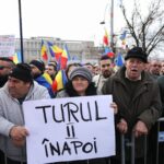 Momentul în care mașina echipei Observator a fost atacată de susținătorii lui Călin Georgescu, la protestul din Capitală