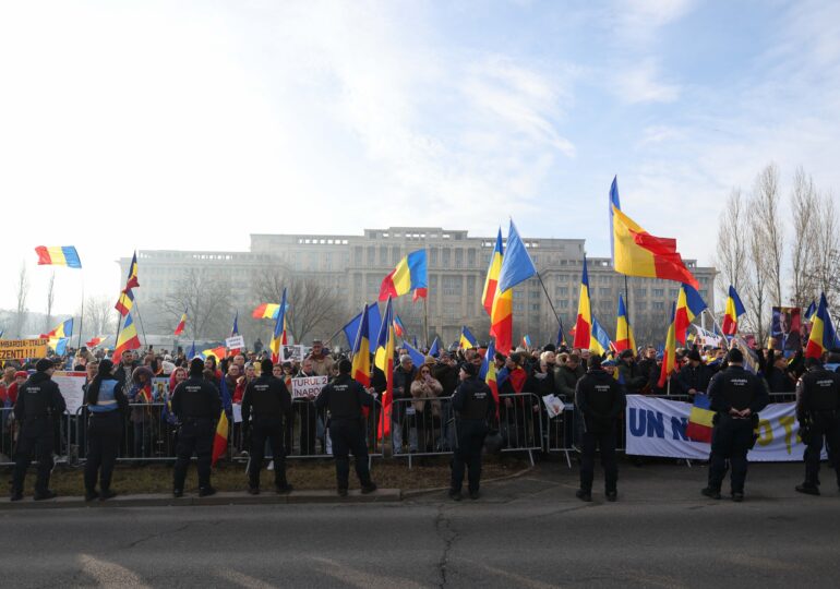 Mii de susținători ai lui Călin Georgescu protestează la CCR cu cruci, icoane și sicrie: "O să ardă mulți din parlamentari!" (Galerie foto)