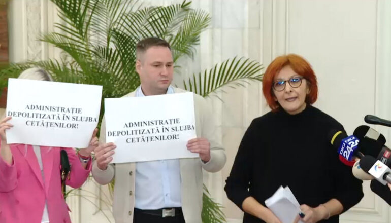 Protest la Camera Deputaților: "Reforma nu va fi reală, dacă nu vor începe cu ei. Primul exemplu e Bolojan, să-și reducă el cheltuielile!" (Video)