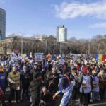 Protestul din Piața Victoriei a degenerat, după ce manifestanților li s-au alăturat susținătorii lui Călin Georgescu (Foto&Video)