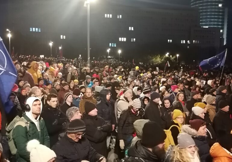 Protest uriaș la Bratislava: Premierul Robert Fico, acuzat că târăște Slovacia spre Rusia (Video)