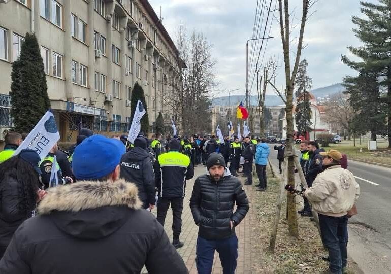 Sute de polițiști din țară protestează față de ordonanța ”trenuleț”: Guvernul Ciolacu 2 să respecte promisiunile Guvernului Ciolacu 1 (Foto & Video)