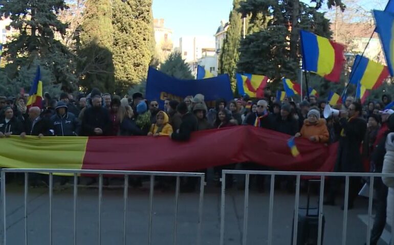 Proteste AUR: Câteva mii de oameni s-au adunat în mai multe orașe din țară. S-a scandat numele lui Călin Georgescu (Video)