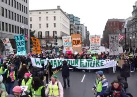 Mii de persoane protestează la Washington înainte de învestirea lui Trump (Video)