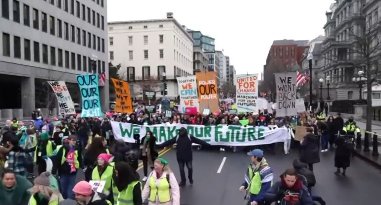 Mii de persoane protestează la Washington înainte de învestirea lui Trump (Video)