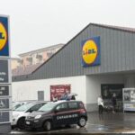 Italia: O româncă de 39 de ani a fost înjunghiată de soț în parcarea unui supermarket. Oamenii au aruncat cu pietre în el