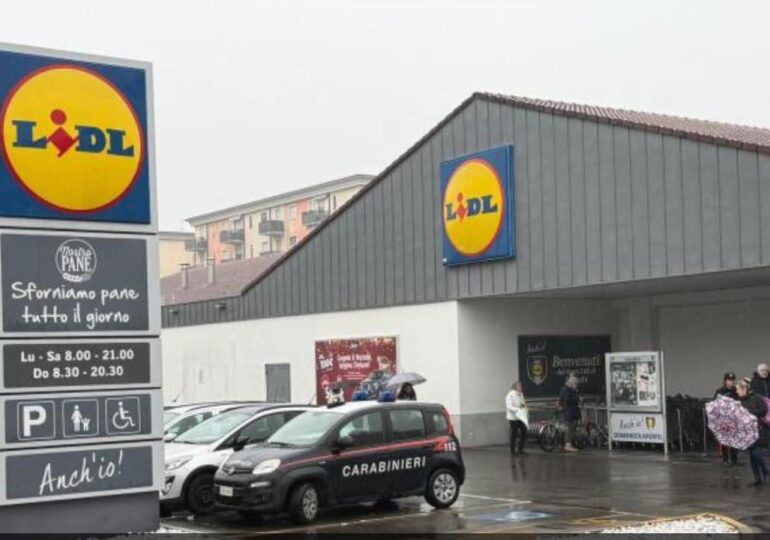 Italia: O româncă de 39 de ani a fost înjunghiată de soț în parcarea unui supermarket. Oamenii au aruncat cu pietre în el