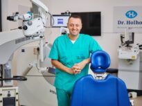 „Dr. Holhoș”, rețeaua de oftalmologie nr. 1 din România, face portretul românilor care poartă ochelari