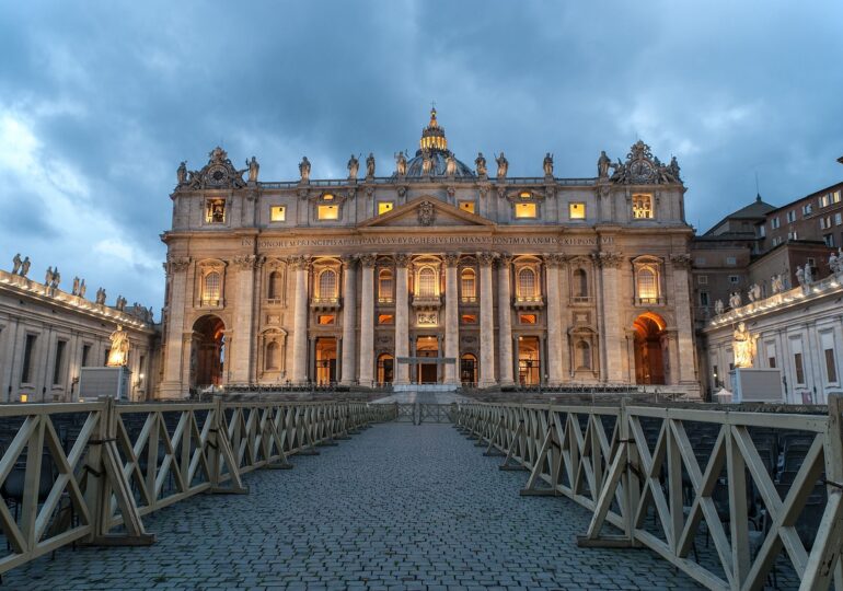 Un român a profanat altarul Bazilicii Sf. Petru din Vatican (Video)