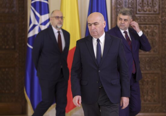 Bloomberg: Eliminarea lui Antonescu, a doua lovitură pentru partidele coaliției. Guvernul Ciolacu, într-o poziție și mai fragilă