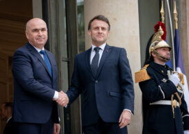 Bolojan a ajuns la Paris, unde a fost primit de Macron cu garda de onoare (Foto&Video)