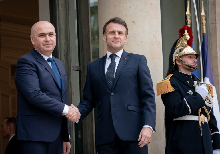 Bolojan a ajuns la Paris, unde a fost primit de Macron cu garda de onoare (Foto&Video)