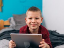 Salvați Copiii propune interdicția totală a copiilor sub 13 ani pe rețelele sociale și sancțiuni pentru platformele care permit crearea de conturi de către minori fără verificare