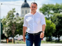 Cât ne costă călătoriile lor (5): De ce s-a dus primarul Stanciu Viziteu în America și în Portugalia. Și în ce deplasări au fost angajații Primăriei Bacău