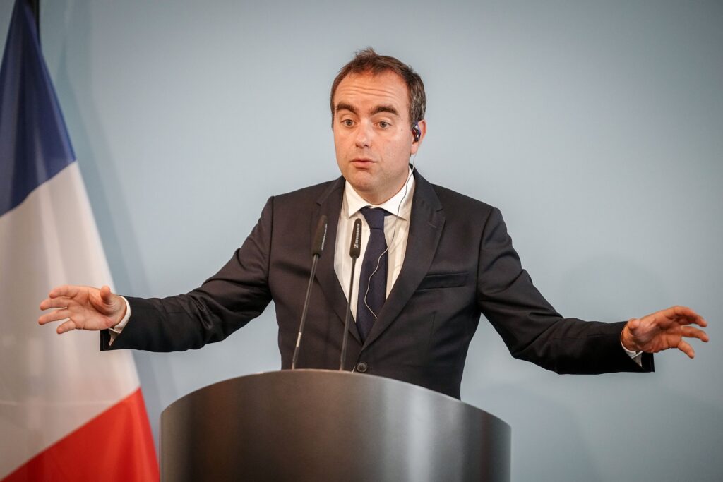 Fitch retrogradează ratingul Franței intrată în criză politică la cel mai mic nivel atribuit vreodată. Sarcina noului premier se complică