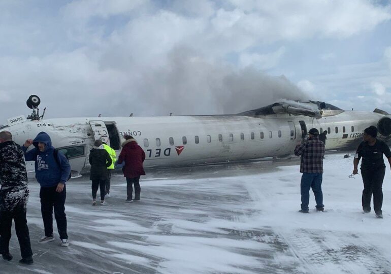 Canada: Un avion s-a răsturnat pe pistă, la aterizare (Video)