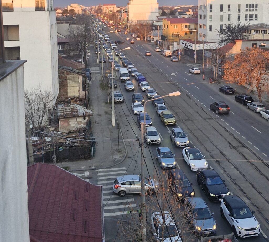 Cui pe cui se scoate? Deși trebuia să ajute, eliminarea unui semafor aproape a blocat traficul, pe o șosea din nordul Capitalei