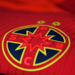 sigla FCSB pe tricou