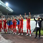 FCSB se bucura cu fanii dupa victoria cu PAOK de la Salonic