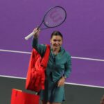 Simona Halep face cu mana