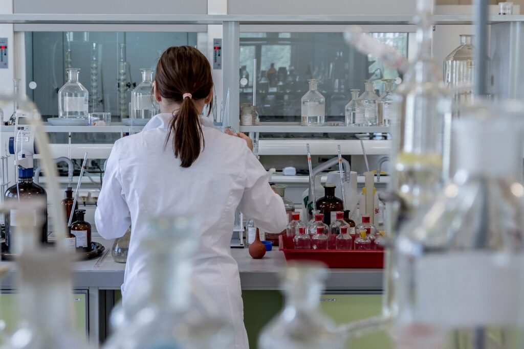 O bacterie comună a fost modificată genetic pentru a produce din plastic paracetamol