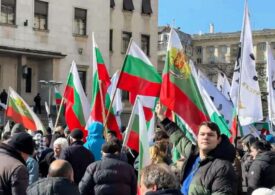 Imagini dramatice din Bulgaria, unde manifestanții împotriva euro s-au luptat cu Poliția și au dat foc unei misiuni UE (Video)