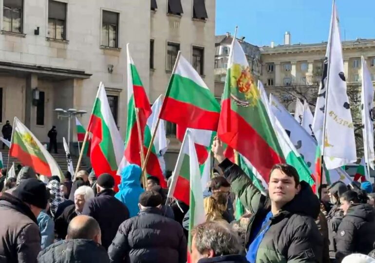 Imagini dramatice din Bulgaria, unde manifestanții împotriva euro s-au luptat cu Poliția și au dat foc unei misiuni UE (Video)