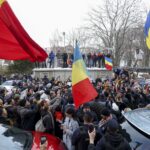 Susținătorii lui Georgescu au venit în fața Parchetului și strigă „Jos dictatura” și „Ultima soluție, încă o revoluție”. Cristela e printre ei. Bodyguardul acesteia avea o armă de foc neletală (Foto & Video)