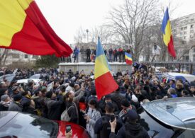 Susținătorii lui Georgescu au venit în fața Parchetului și strigă „Jos dictatura” și „Ultima soluție, încă o revoluție”. Cristela e printre ei. Bodyguardul acesteia avea o armă de foc neletală (Foto & Video)