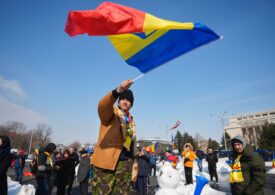 Manifestație pro-Georgescu. Candidatul a venit în cârje și a plecat repede. Doi protestatari au fost săltați, după ce au agresat un reporter (Foto&Video)