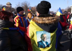 Protest AUR la Piața Victoriei, cu steagurile Rusiei. Se strâng semnături pentru Georgescu. Jandarmii au prins un manifestant cu cuțit (Foto&Video)