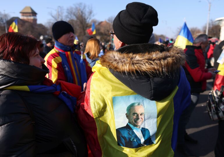 Protest AUR la Piața Victoriei, cu steagurile Rusiei. Se strâng semnături pentru Georgescu. Jandarmii au prins un manifestant cu cuțit (Foto&Video)