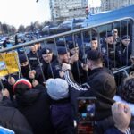 Protest violent al „suveraniștilor” în Piața Victoriei. Au aruncat cu petarde și fumigene. Jandarmii au răspuns cu lacrimogene. Mai multe persoane reținute (Video)