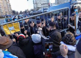 Protest violent al "suveraniștilor" în Piața Victoriei. Au aruncat cu petarde și fumigene. Jandarmii au răspuns cu lacrimogene. Mai multe persoane reținute (Video)