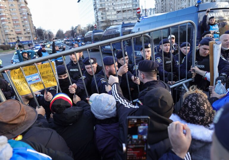 Violent protest in Bucharest. The "sovereigntists" threw firecrackers and smoke bombs. The gendarmes responded with tear gas. Several people detained (Video)