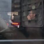 Șofer de autobuz, filmat în timp ce conducea cu un picior pe bord (Video)