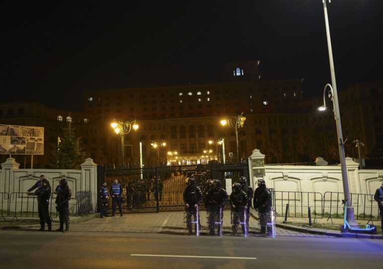 Susținătorii lui Georgescu au ieșit iar în stradă. Acum protestează în fața CCR (Foto)