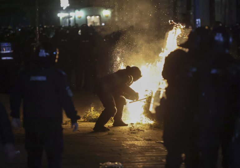 Parchetul București a preluat ancheta violențelor din Centrul Vechi. 13 jandarmi răniți de fanii Georgescu. Apel la identificarea făptașilor